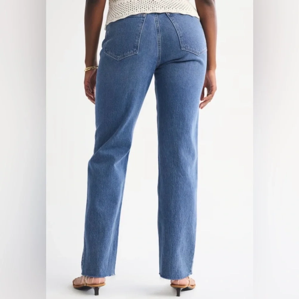 NWT Abercrombie & Fitch 90’s Straight Ultra High Rise, Med Raw Hem, 26 Regular
